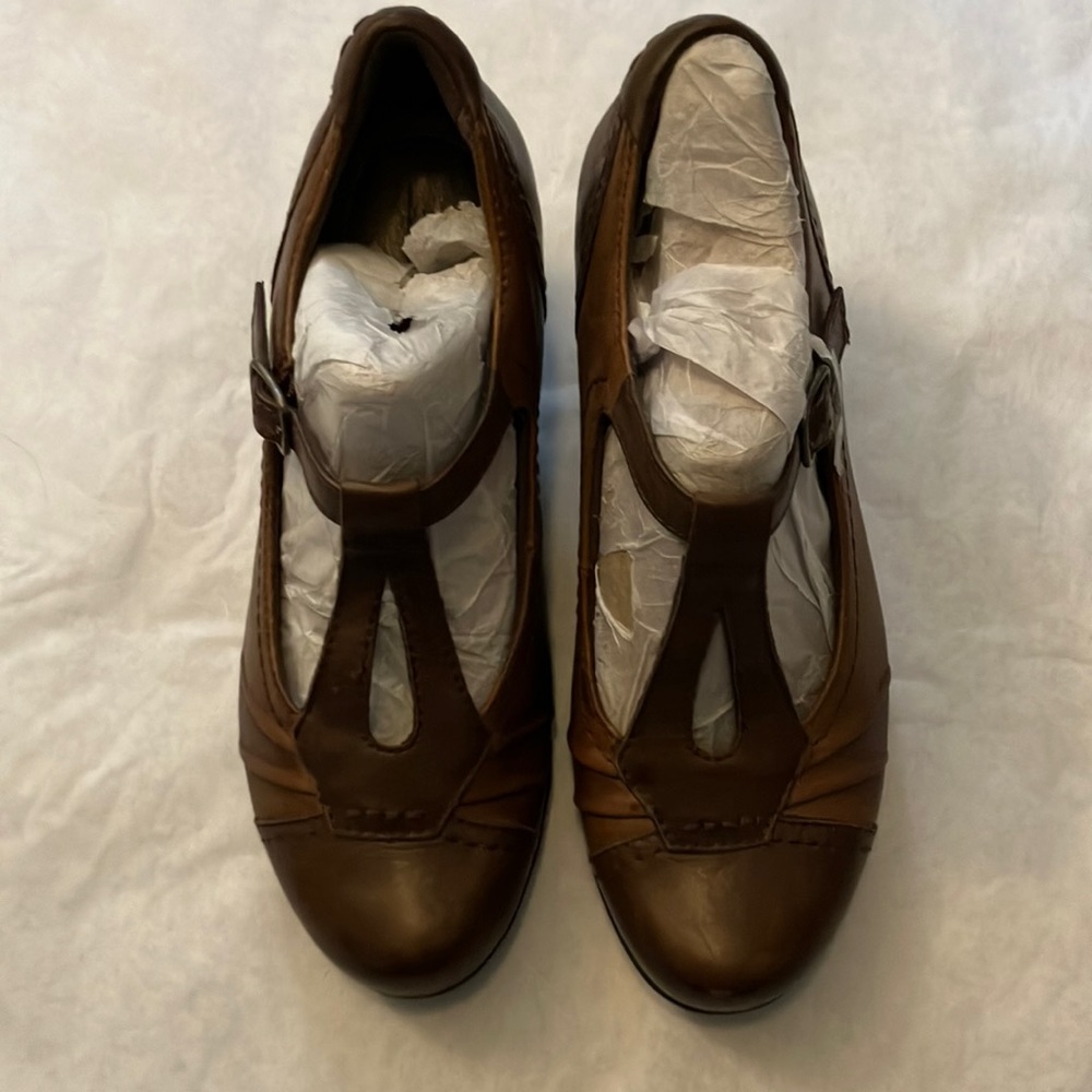 Earth Brand Brown Leather T-Strap Pump